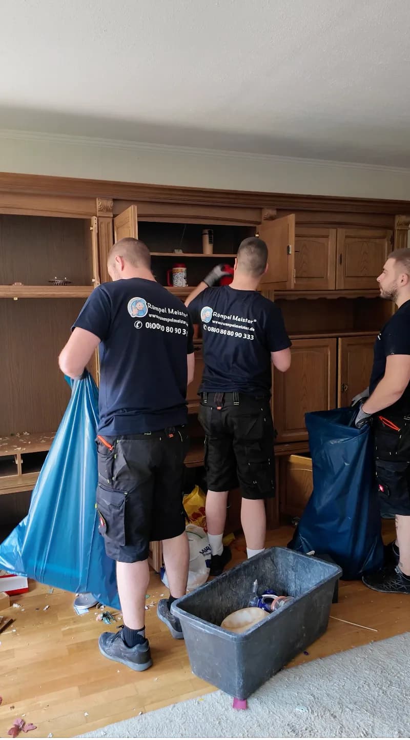 Rümpel Meister Team bei der Entrümpelung